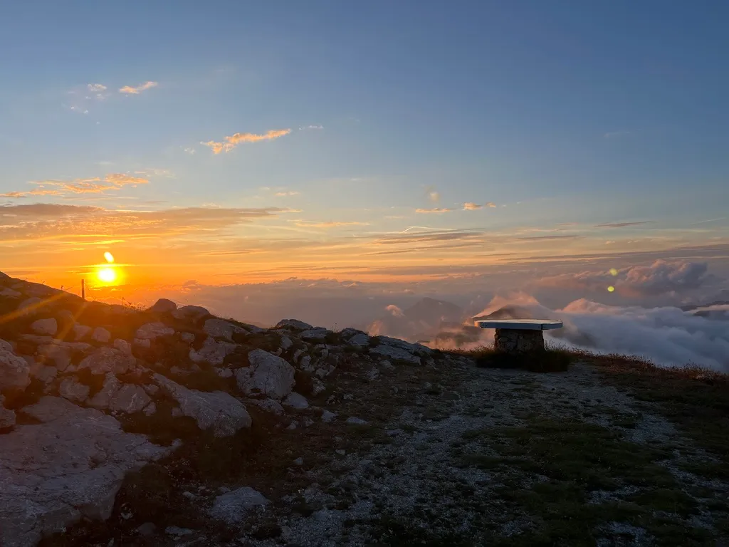 Le jour se lève sur une mer de nuages, en pleine montagne.